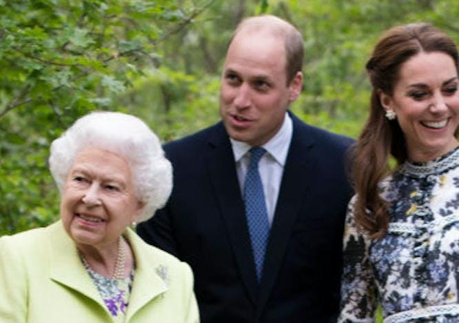 Kate Middleton e príncipe William com a rainha Elizabeth II (Foto: Getty Images)