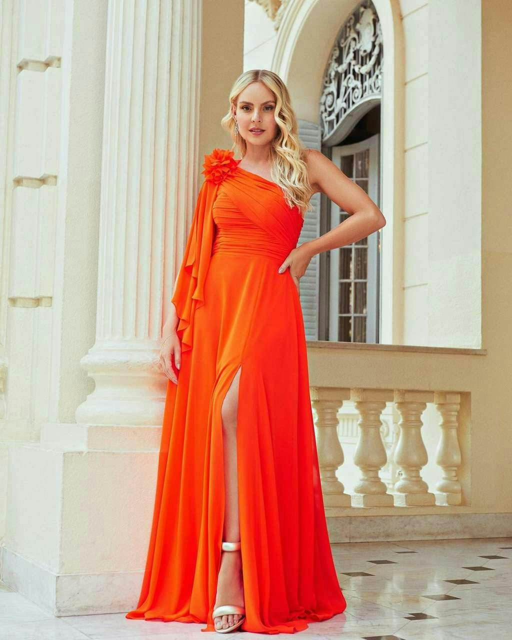 dress clothing evening dress formal wear person woman adult female gown fashion