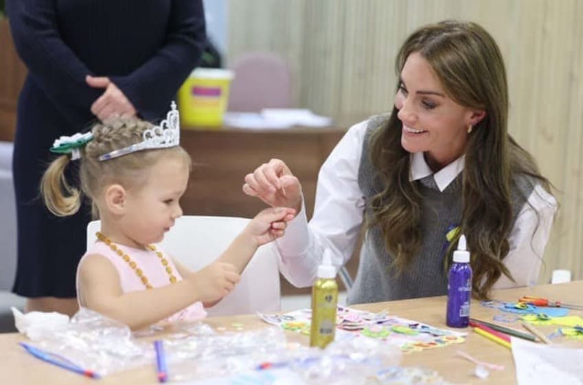 Kate Middleton durante visita a centro comunitário para refugiados da Ucrânia