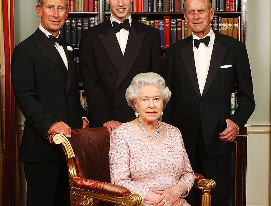 Rainha Elizabeth II ao lado do príncipe Charles (agora Rei Charles III), o príncipe William e a o príncipe Philip (Foto: Getty Images)