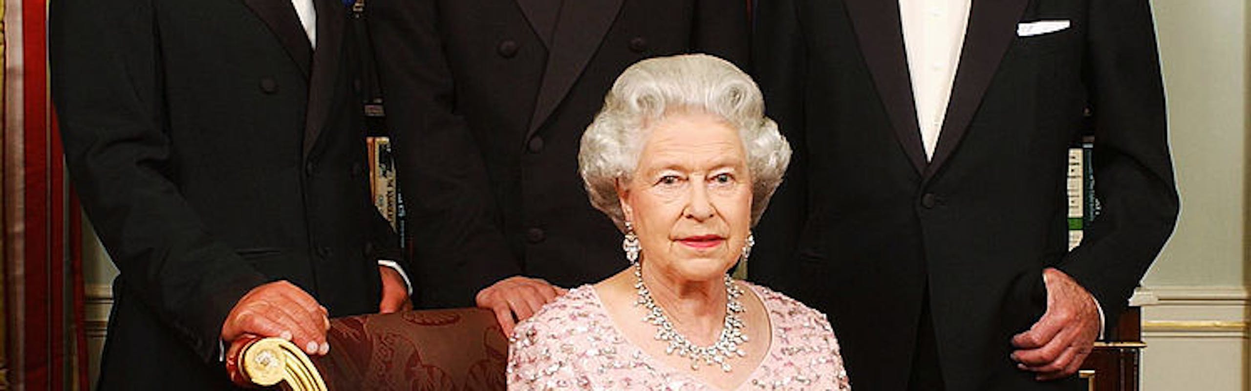 Rainha Elizabeth II ao lado do príncipe Charles (agora Rei Charles III), o príncipe William e a o príncipe Philip (Foto: Getty Images)