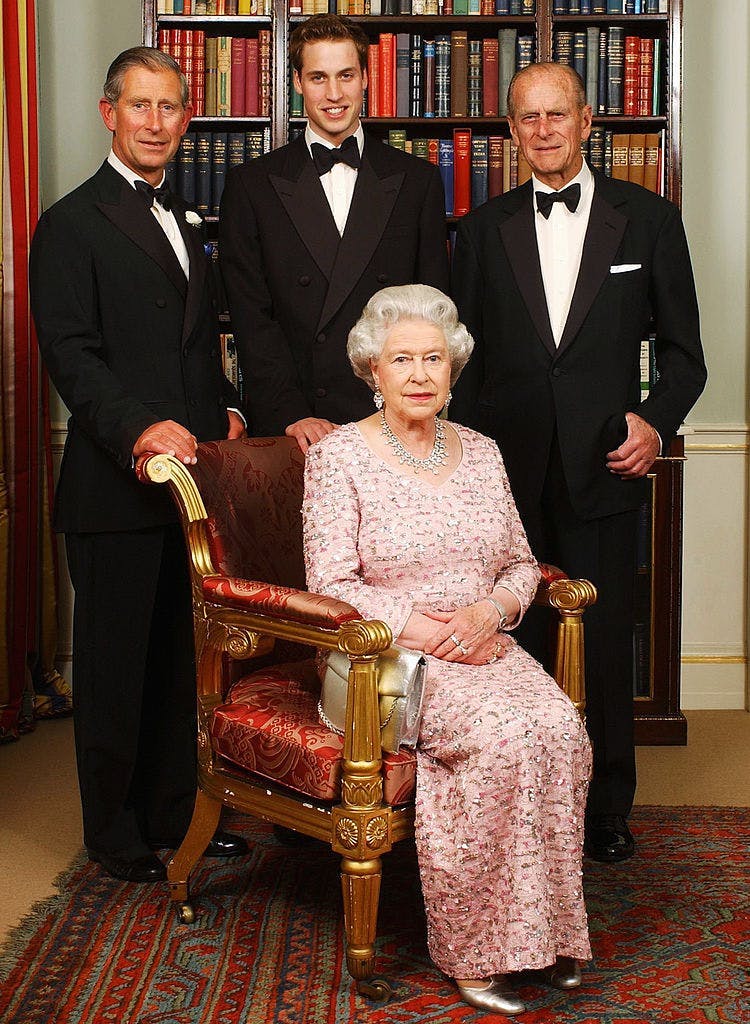 Rainha Elizabeth II ao lado do príncipe Charles (agora Rei Charles III), o príncipe William e a o príncipe Philip (Foto: Getty Images)